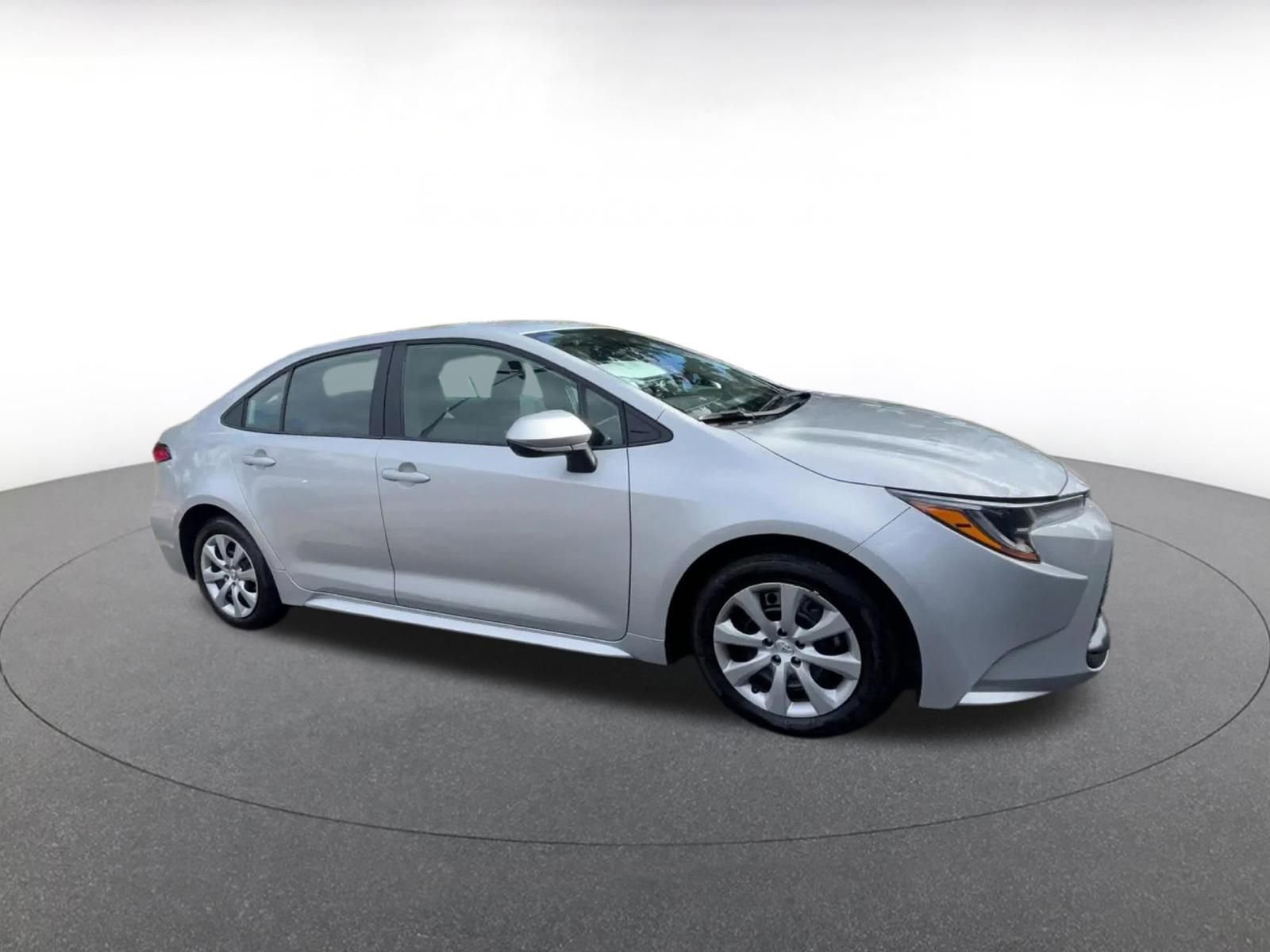 Used 2025 Toyota Corolla LE image 2