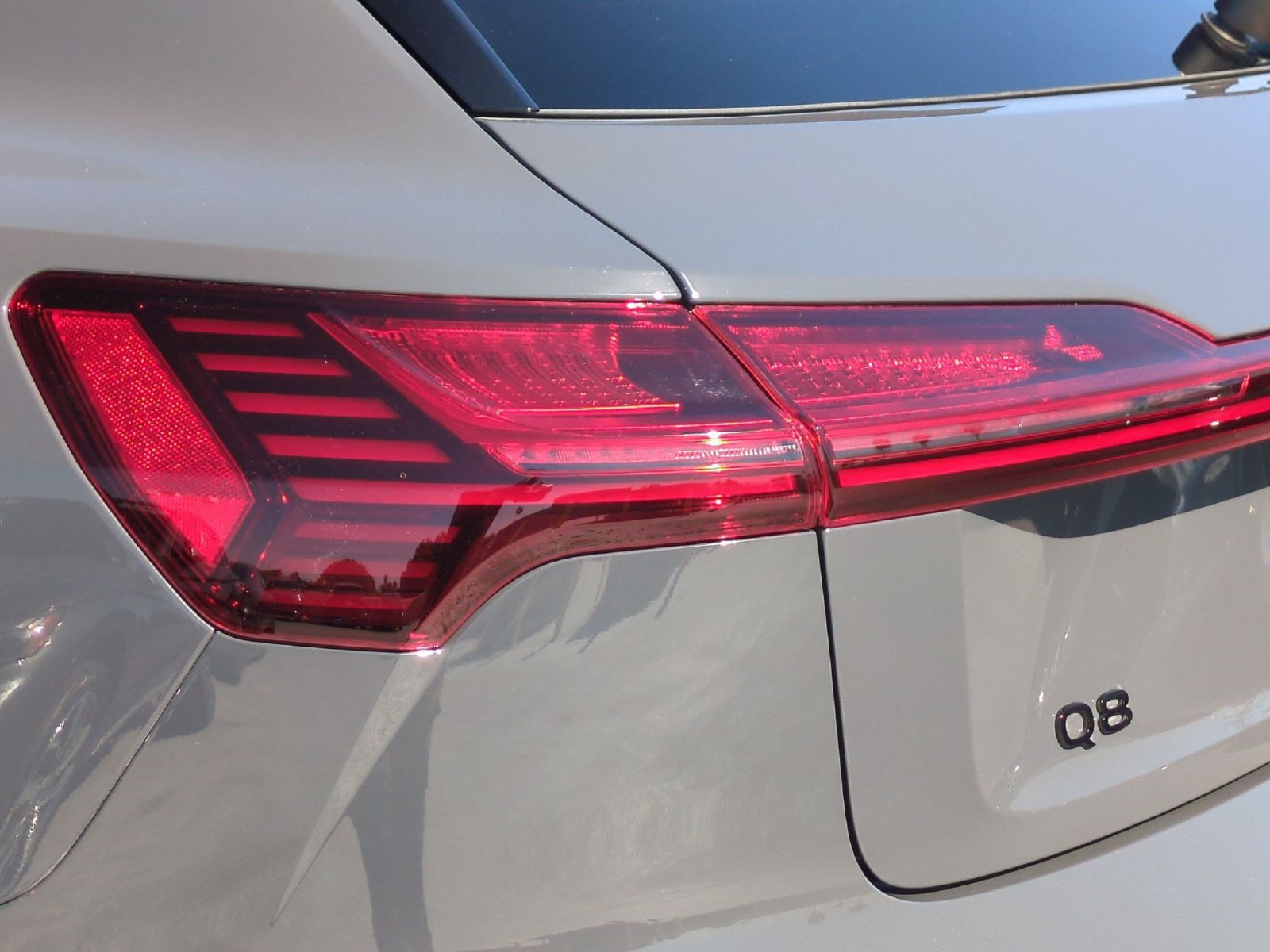 Used 2024 Audi Q8 e-tron Premium Plus w/ Premium Plus Package AWD/4WD image 18