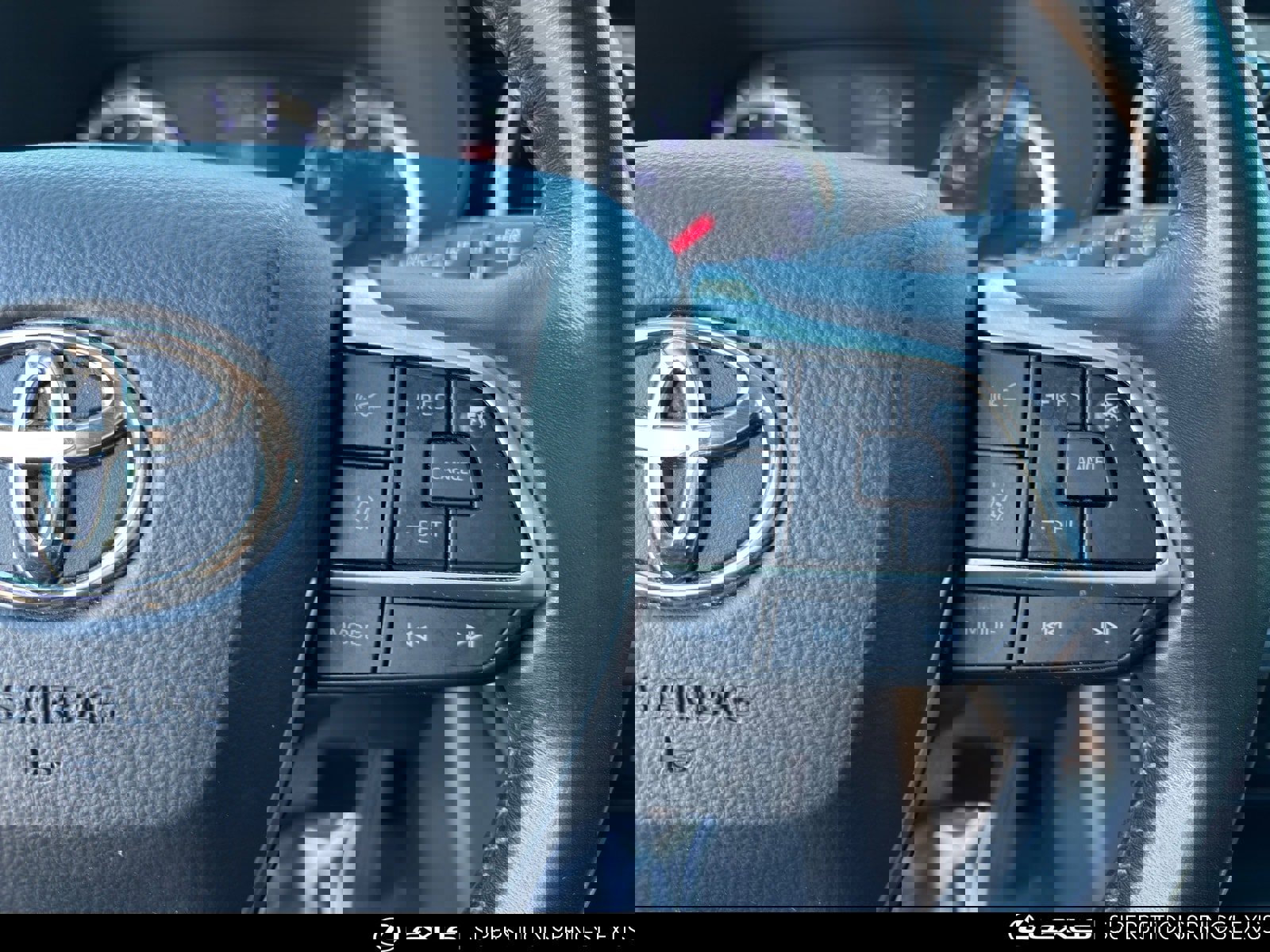 Used 2021 Toyota Highlander LE image 28