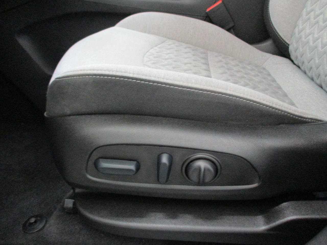 Used 2023 Chevrolet Equinox LT w/ Driver Convenience Package image 18