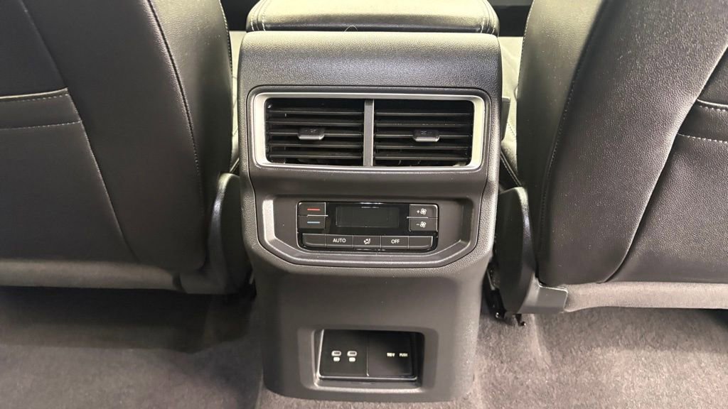 Used 2024 Volkswagen Atlas SE w/ Black Wheel Package image 32