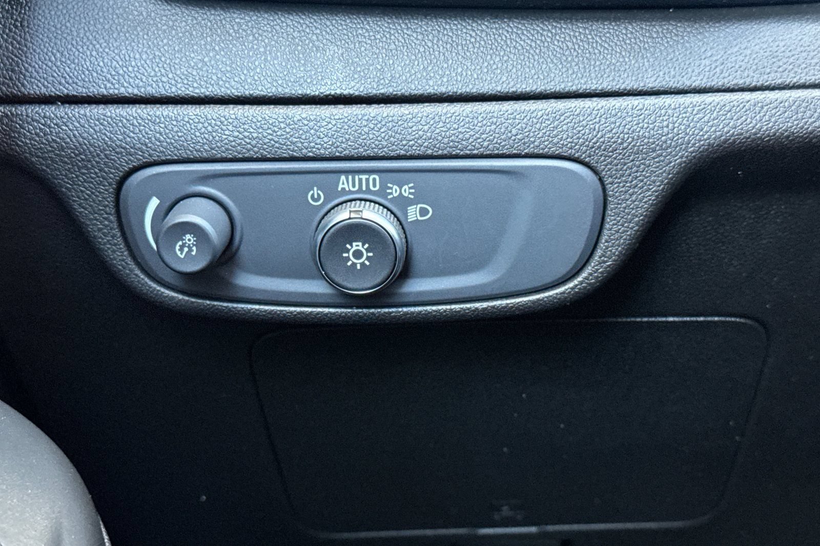 Used 2022 Chevrolet Bolt EUV Premier FWD image 29
