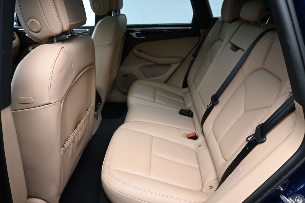 Certified 2024 Porsche Macan AWD/4WD image 7