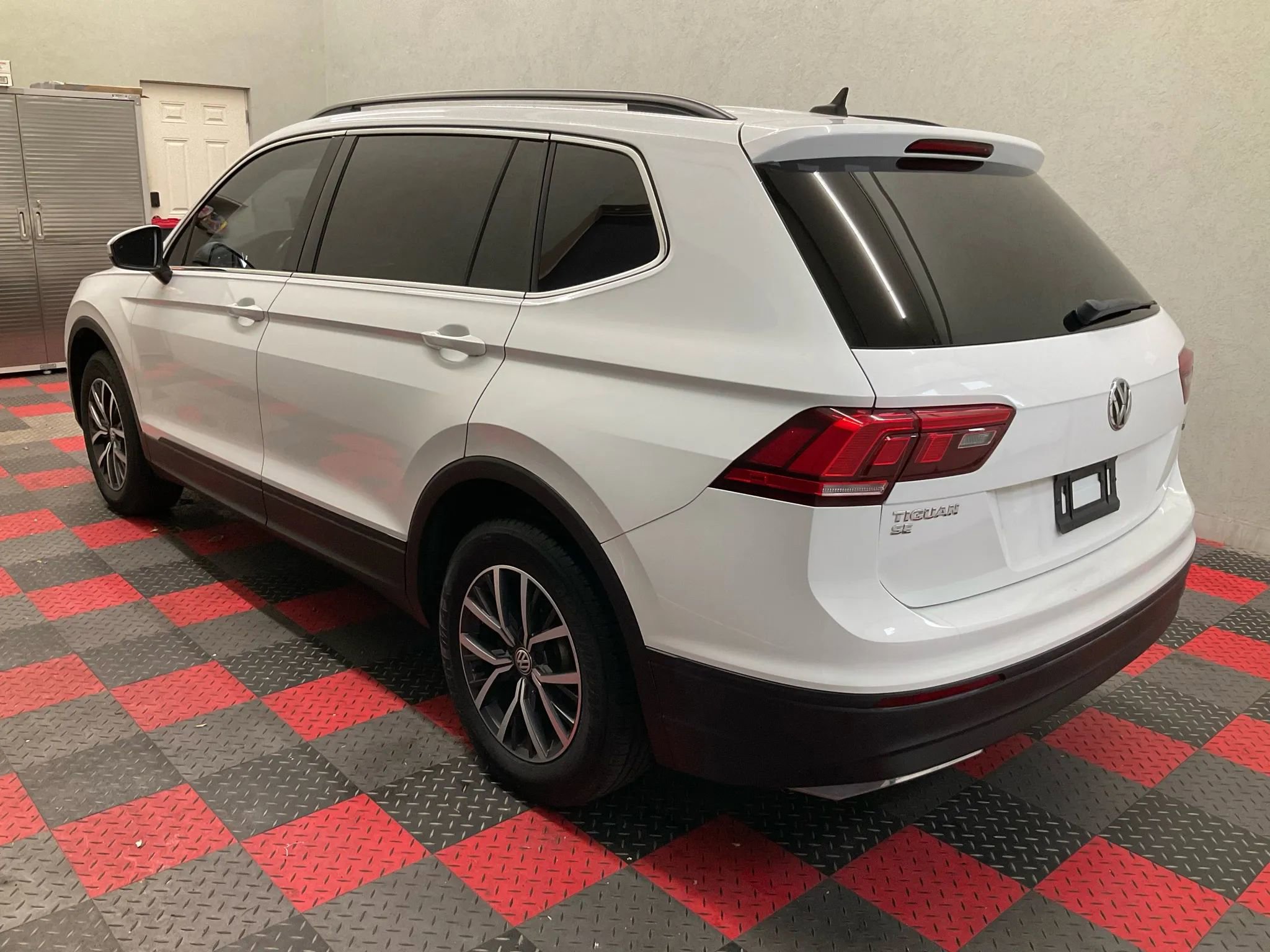 Used 2019 Volkswagen Tiguan SE w/ Panoramic Sunroof Package image 4
