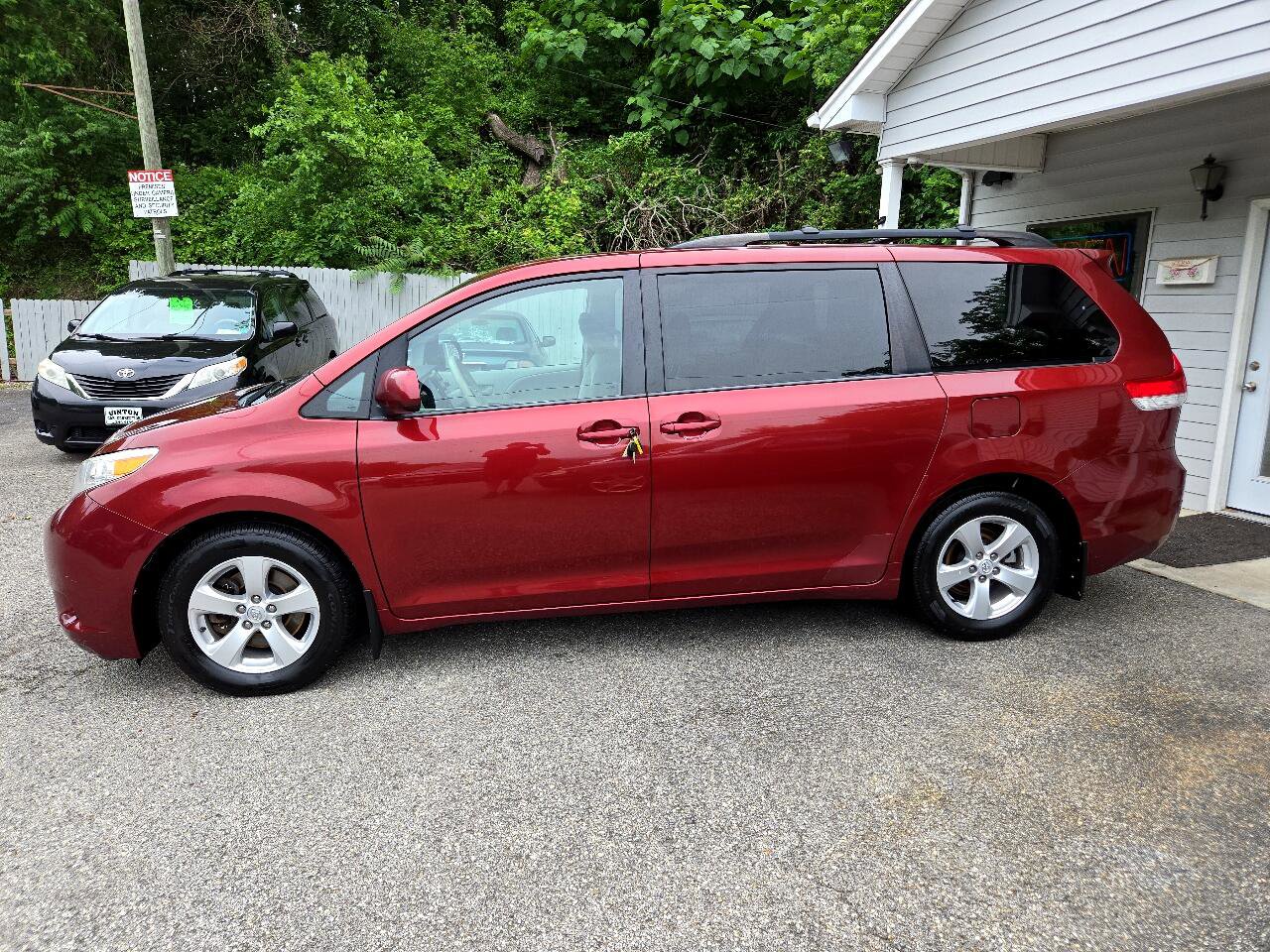Used 2014 Toyota Sienna LE image 2