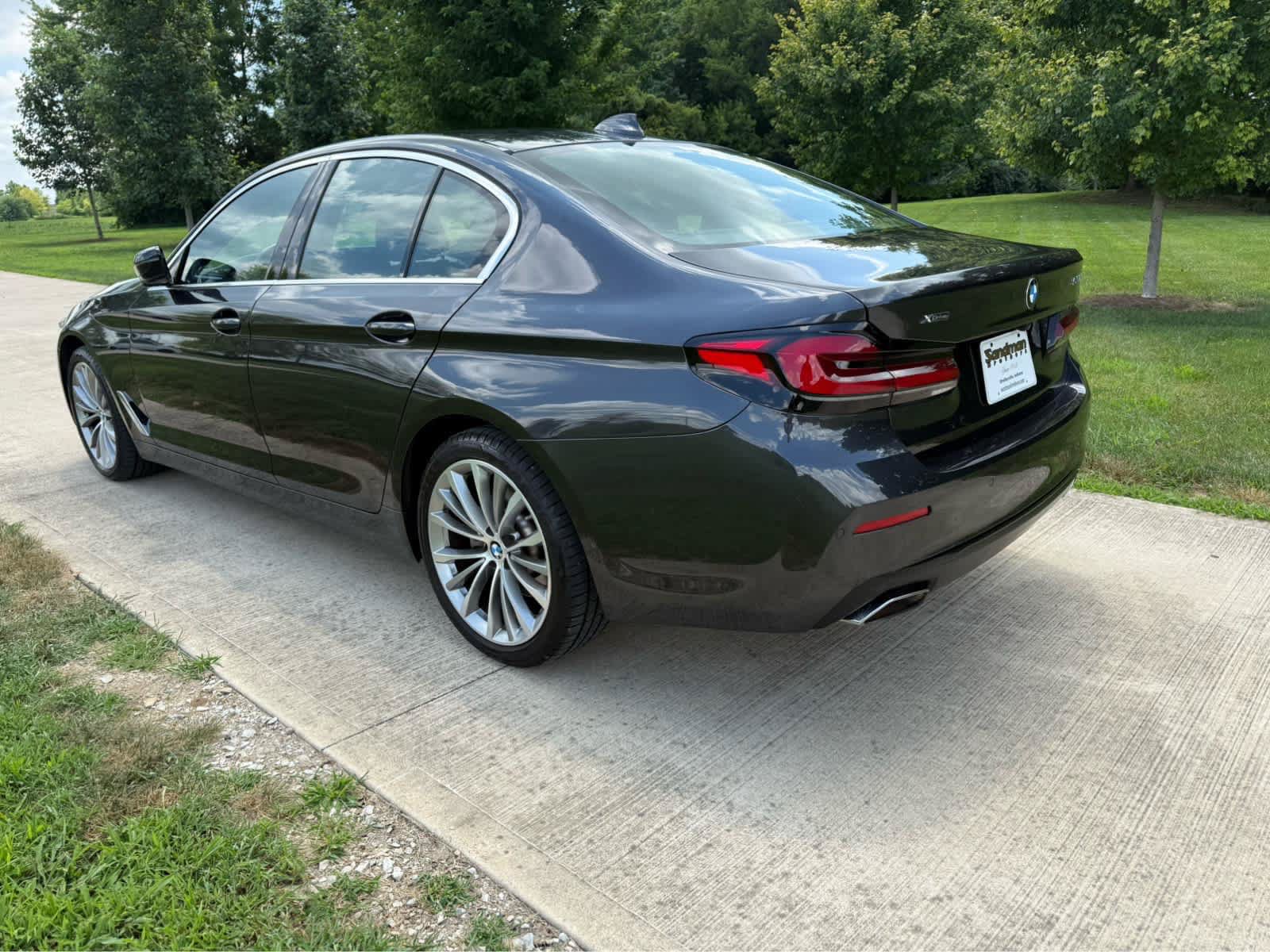 Used 2023 BMW 530i xDrive w/ Premium Package AWD/4WD image 4