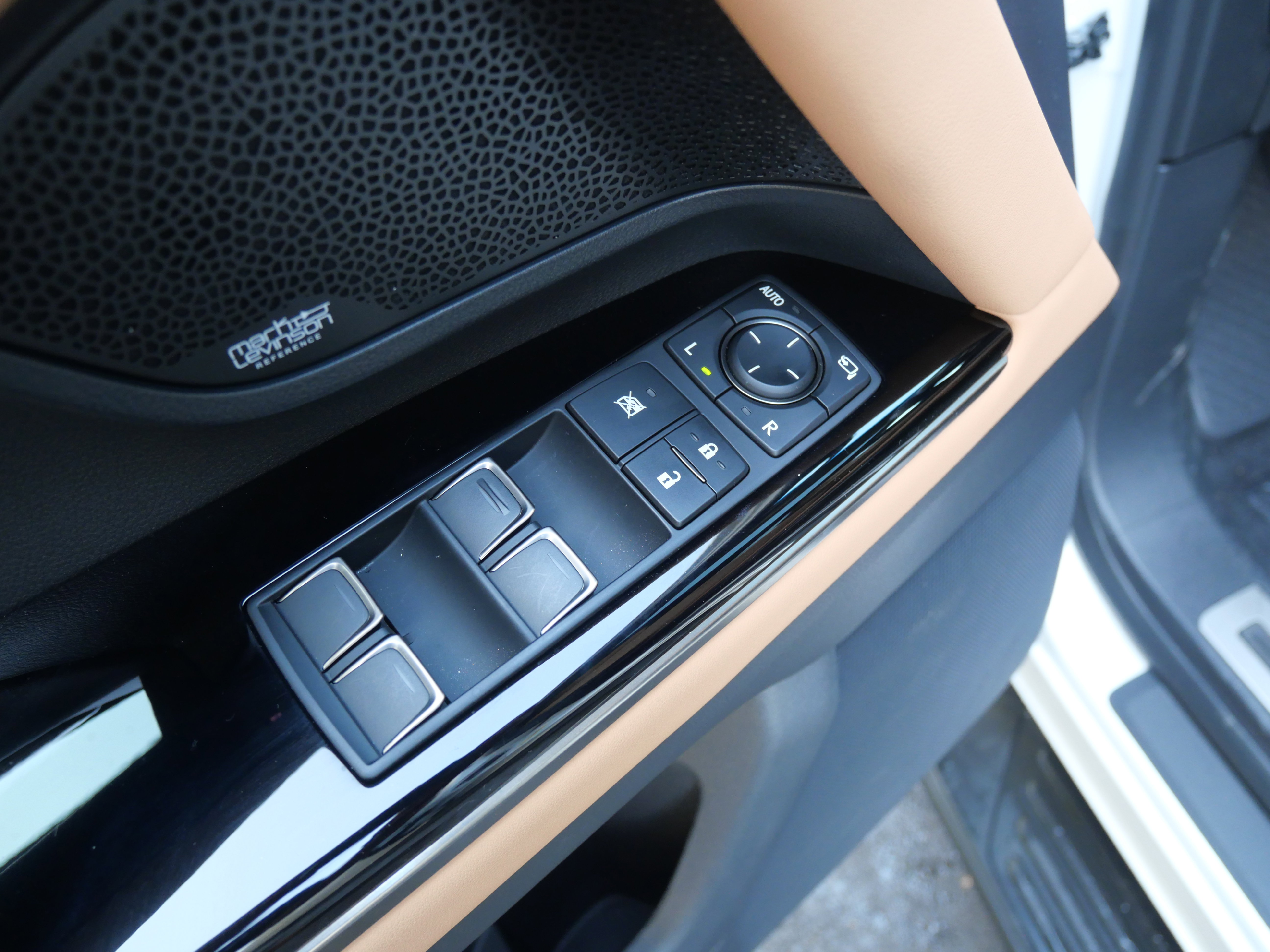 Used 2025 Lexus LX 600 4WD w/ Luxury Package image 7