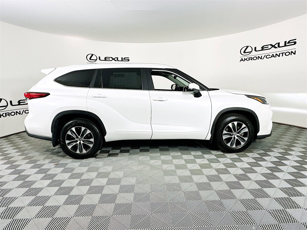 Used 2023 Toyota Highlander XLE image 11