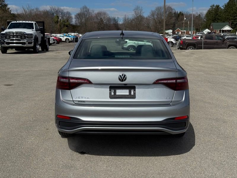 Used 2024 Volkswagen Jetta SE image 4