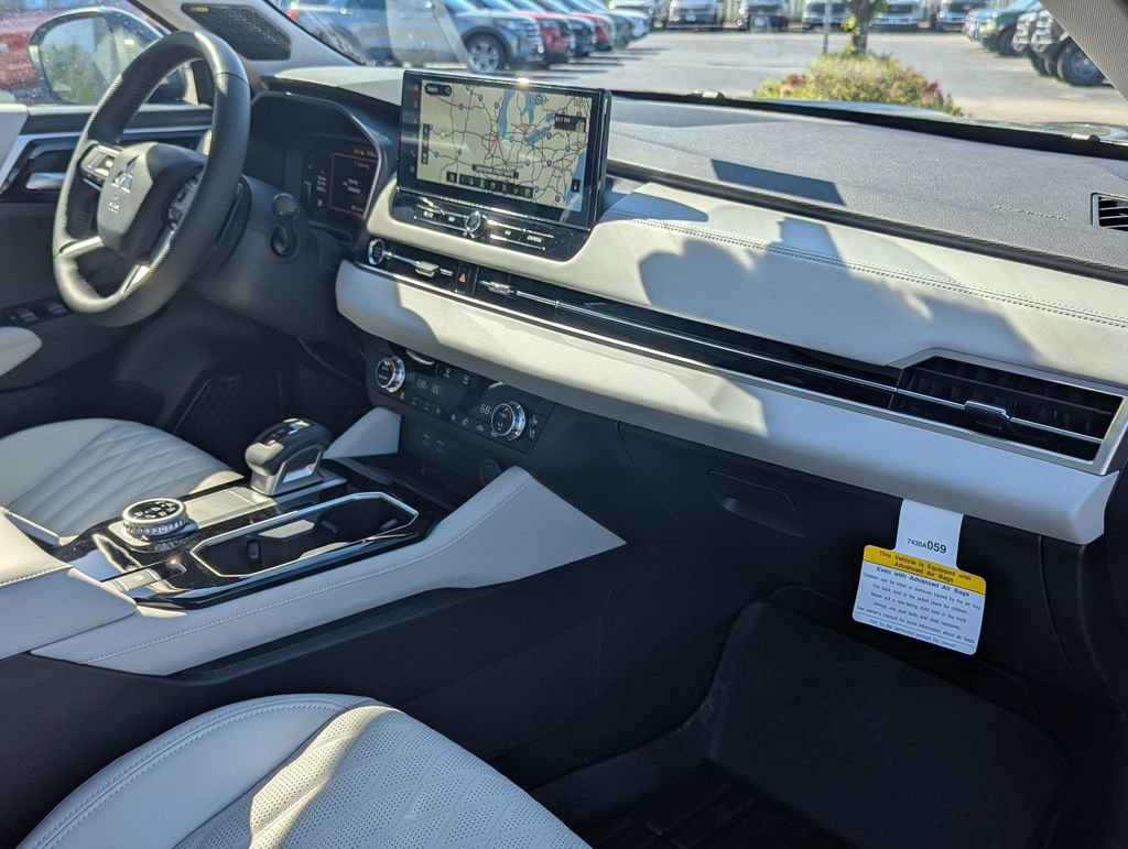 Used 2025 Mitsubishi Outlander AWD image 28