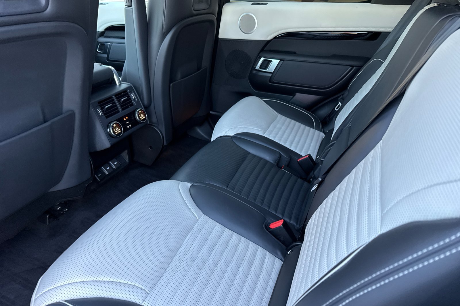 Used 2023 Land Rover Discovery Metropolitan Edition AWD/4WD image 12