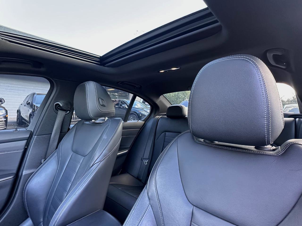 Used 2019 BMW 330i Sedan w/ M Sport Package image 4