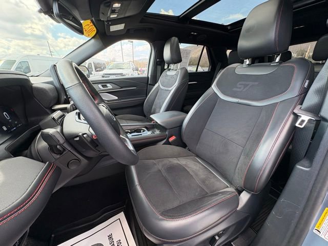 Used 2025 Ford Explorer ST image 29