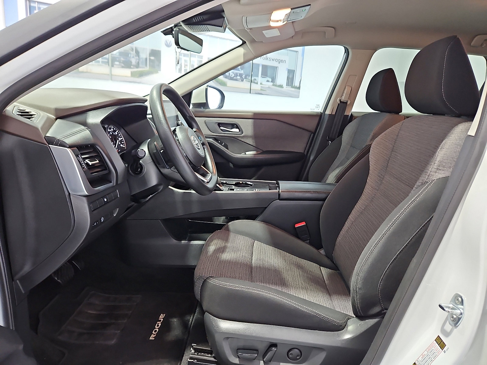 Used 2023 Nissan Rogue SV image 10