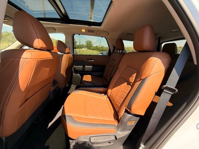 Certified 2025 Nissan Pathfinder Platinum image 17