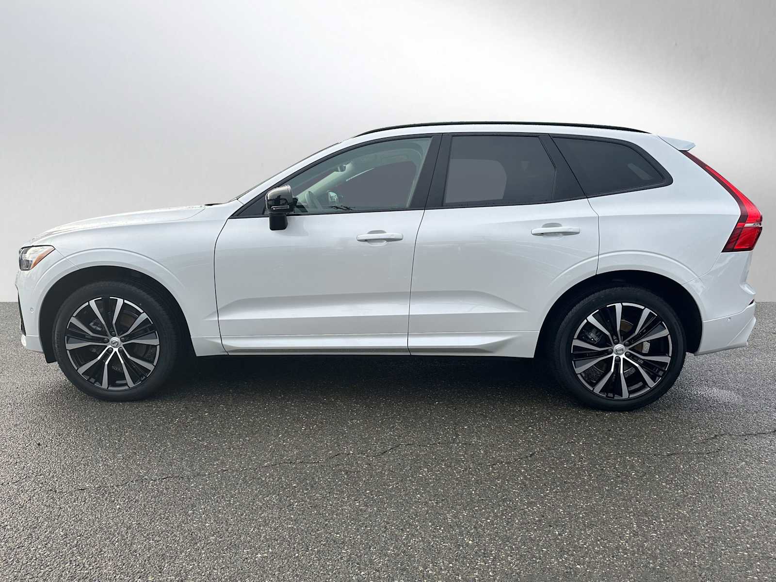 Used 2025 Volvo XC60 B5 Plus w/ Protection Package Premier image 6