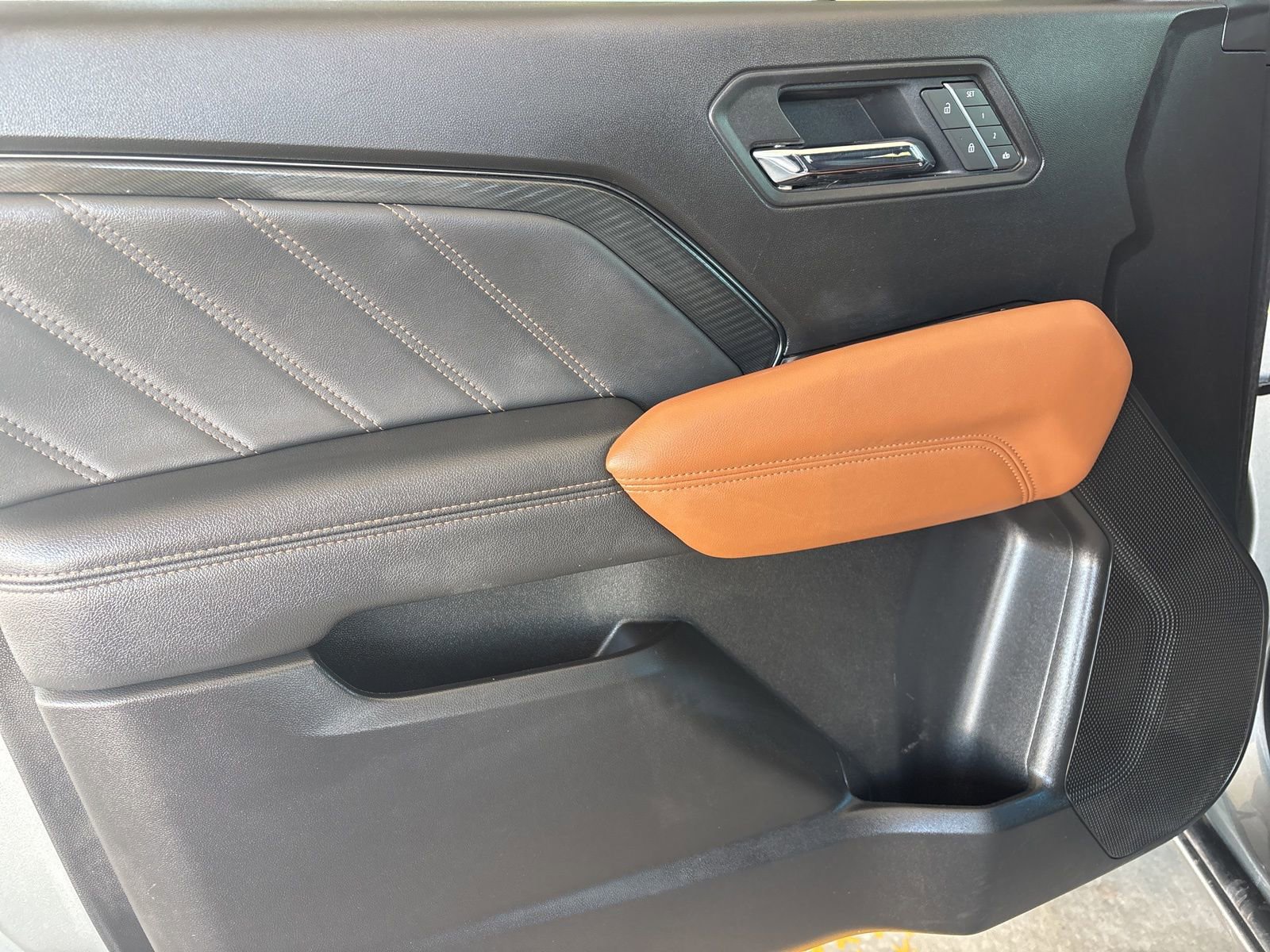 Certified 2025 GMC Canyon AT4 w/ AT4 Premium Package image 10