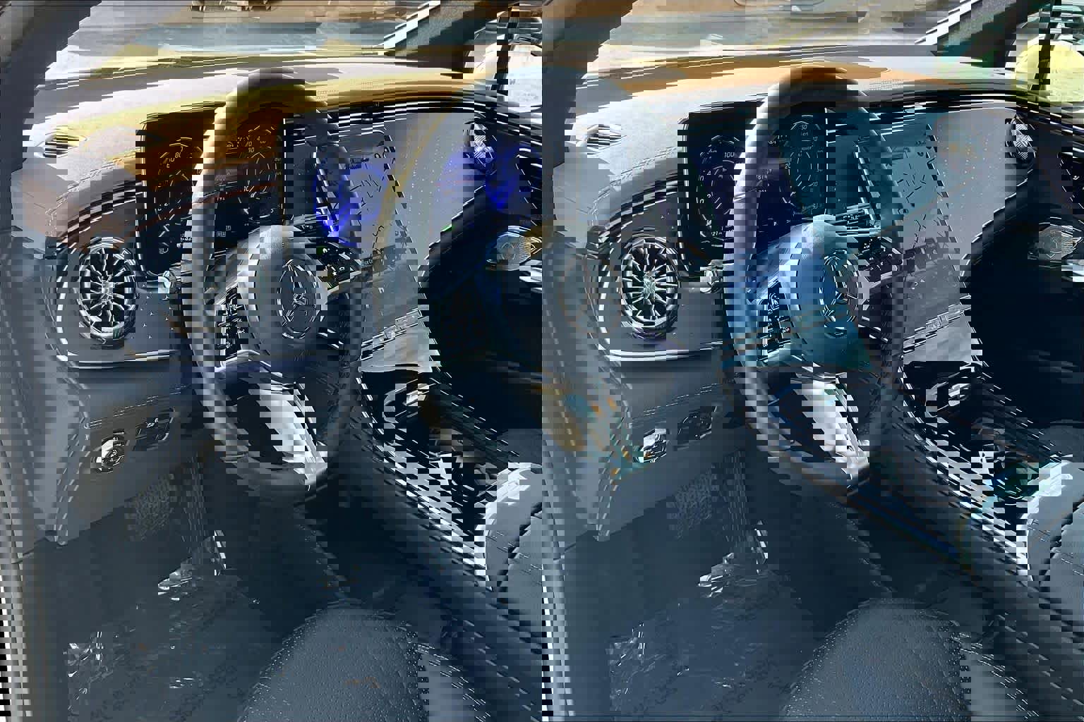 Used 2023 Mercedes-Benz EQE 500 4MATIC Sedan w/ Exclusive Trim Package image 17