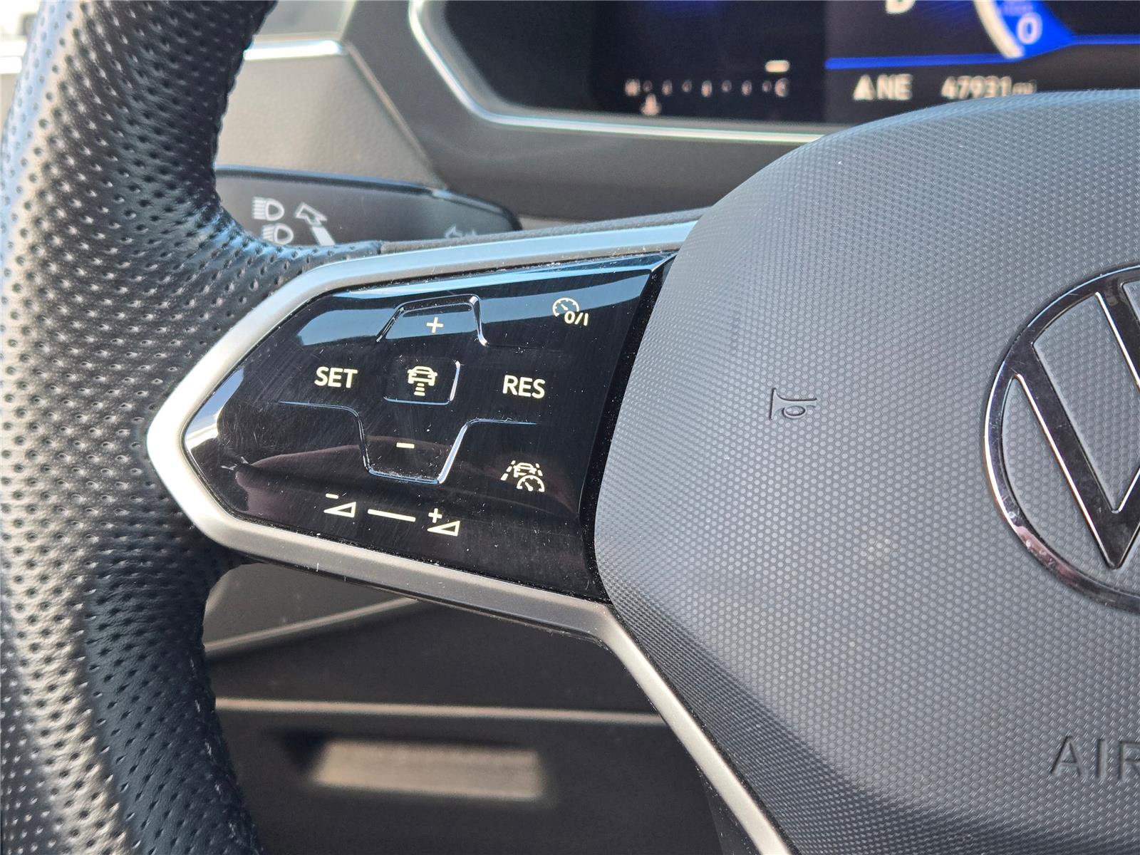 Used 2022 Volkswagen Tiguan SE R-Line image 32