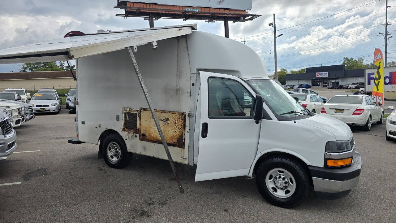 Used 2017 Chevrolet Express 3500 w/ Chrome Appearance Package RWD image 37