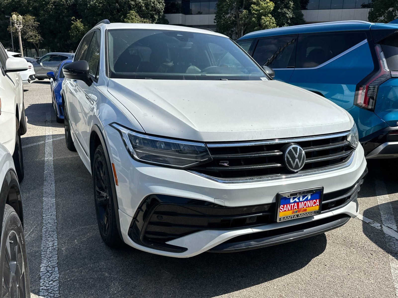 Used 2023 Volkswagen Tiguan SE R-Line image 2