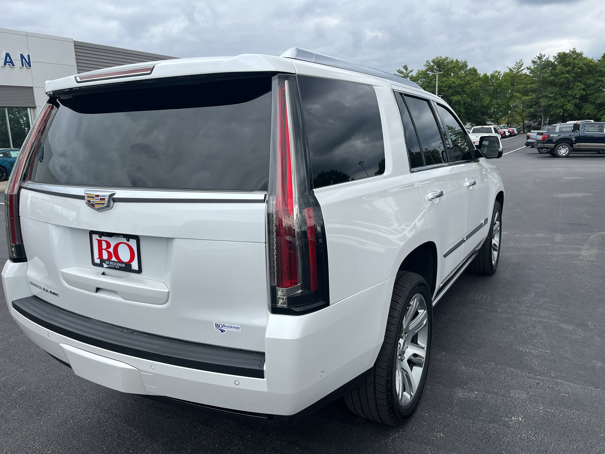 Used 2018 Cadillac Escalade Premium Luxury AWD/4WD image 8