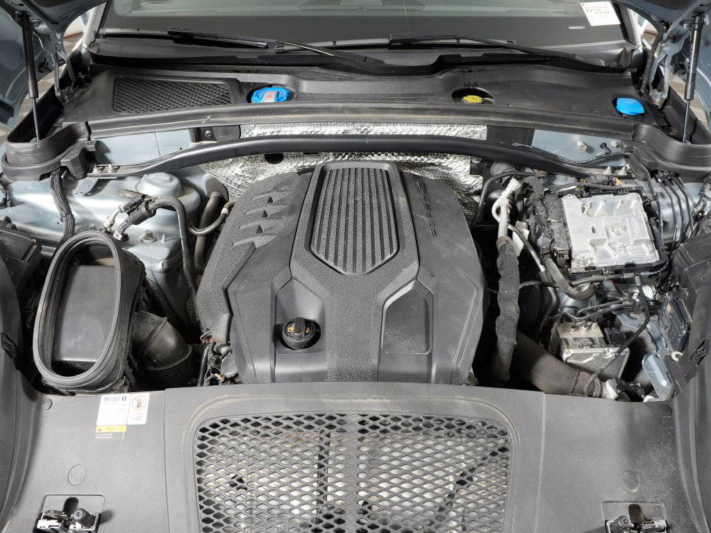 Certified 2023 Porsche Macan Turbo AWD/4WD image 43