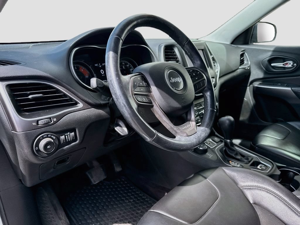 Used 2019 Jeep Cherokee Latitude Plus w/ Cold Weather Group AWD/4WD image 9