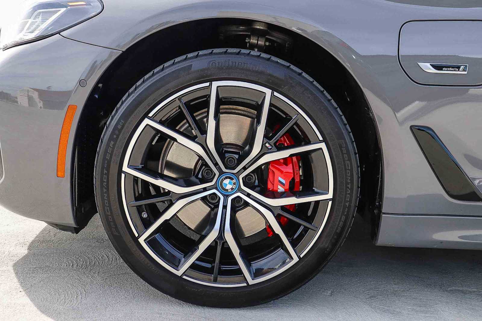 Used 2022 BMW 530e w/ M Sport Package image 14