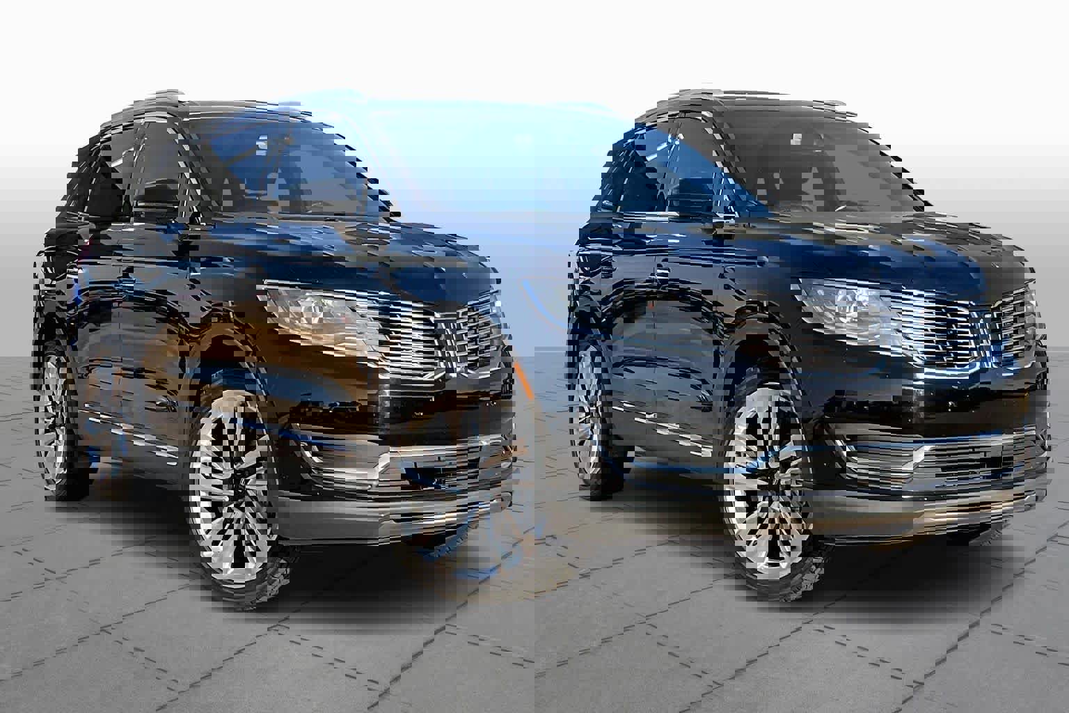 Used 2017 Lincoln MKX Reserve w/ Driver Assistance Package image 4