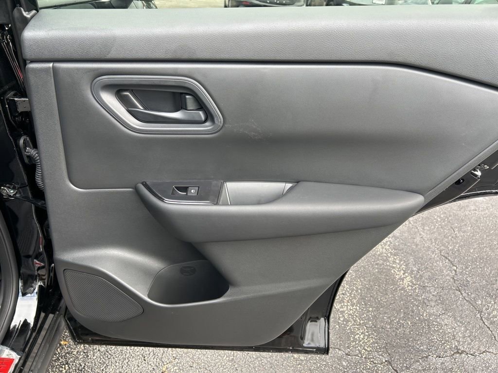 Used 2025 Nissan Rogue S AWD/4WD image 38