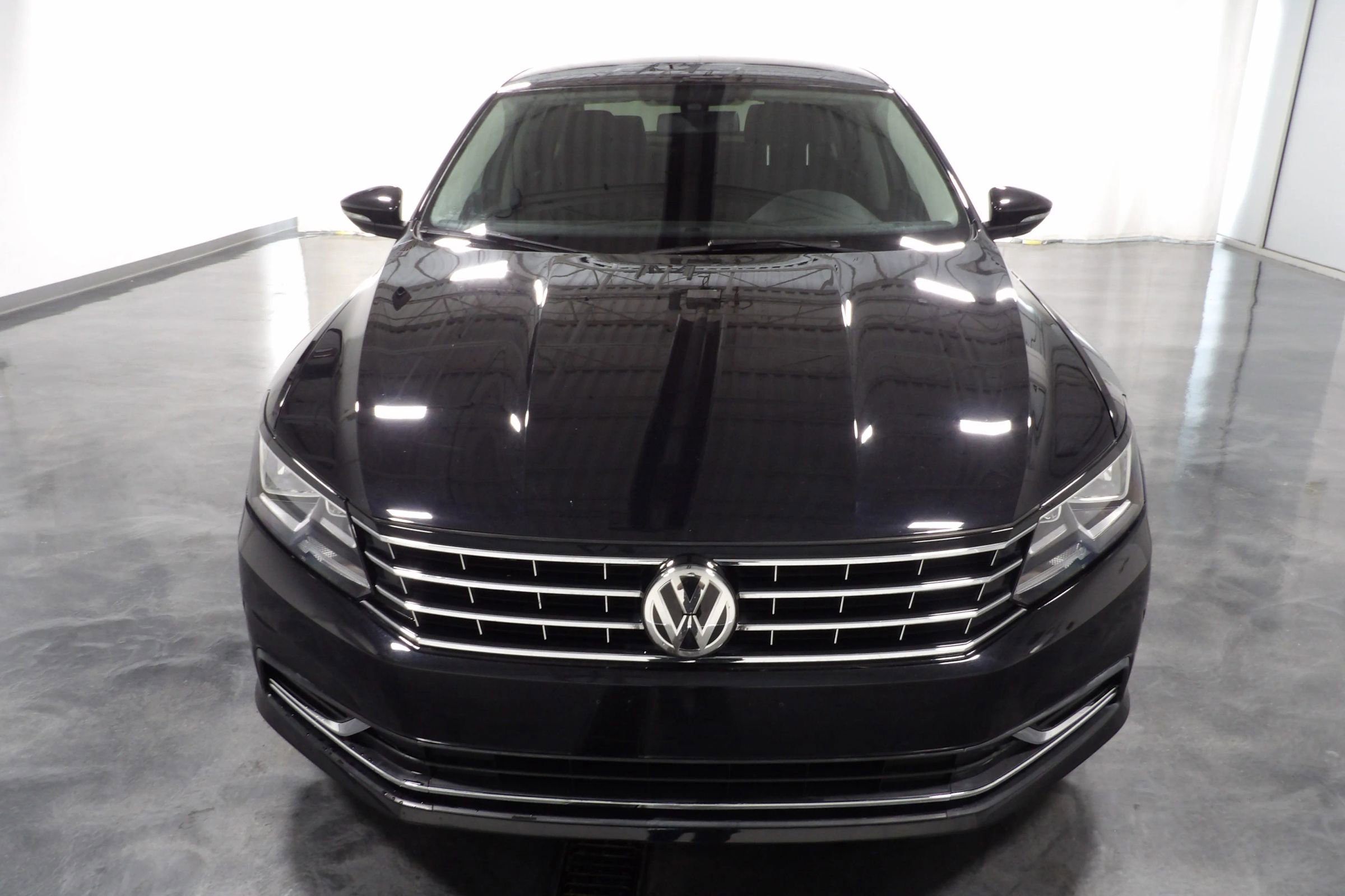 Used 2018 Volkswagen Passat 2.0T S image 2