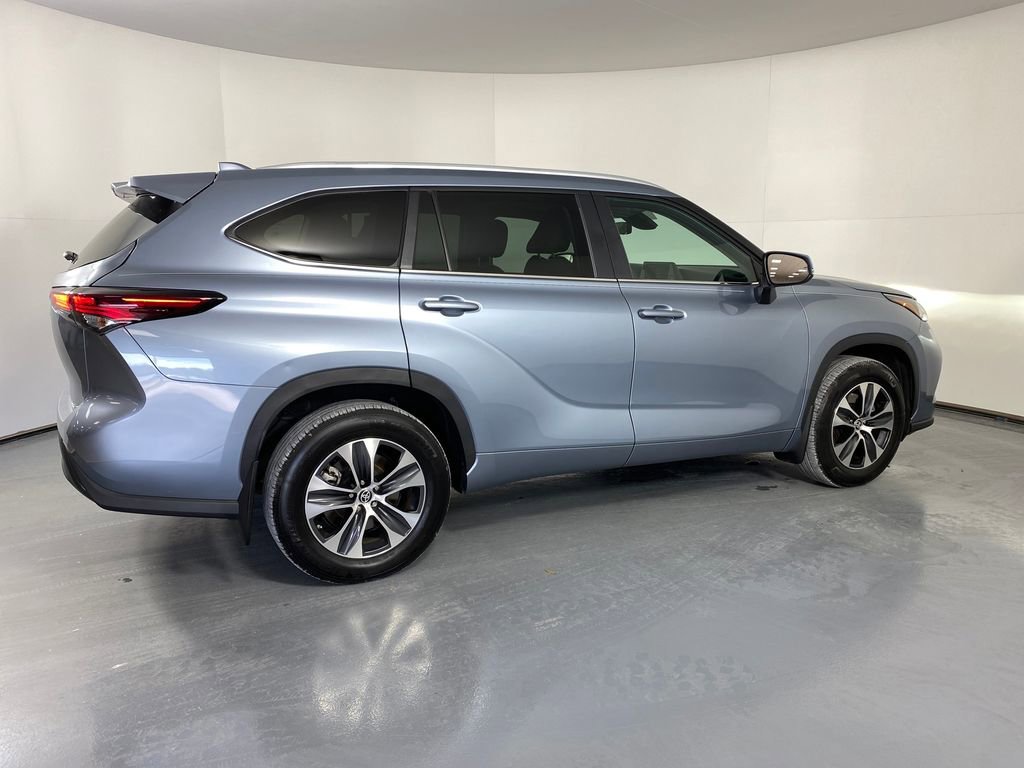 Certified 2024 Toyota Highlander XLE image 6