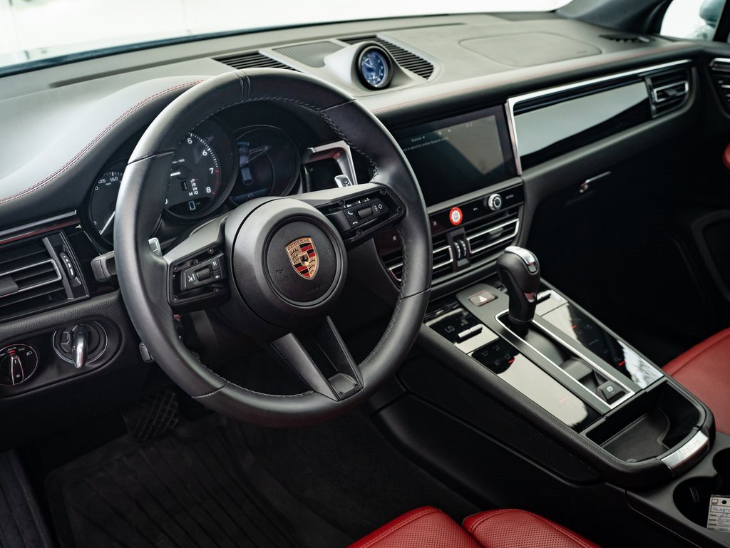 Certified 2025 Porsche Macan image 4