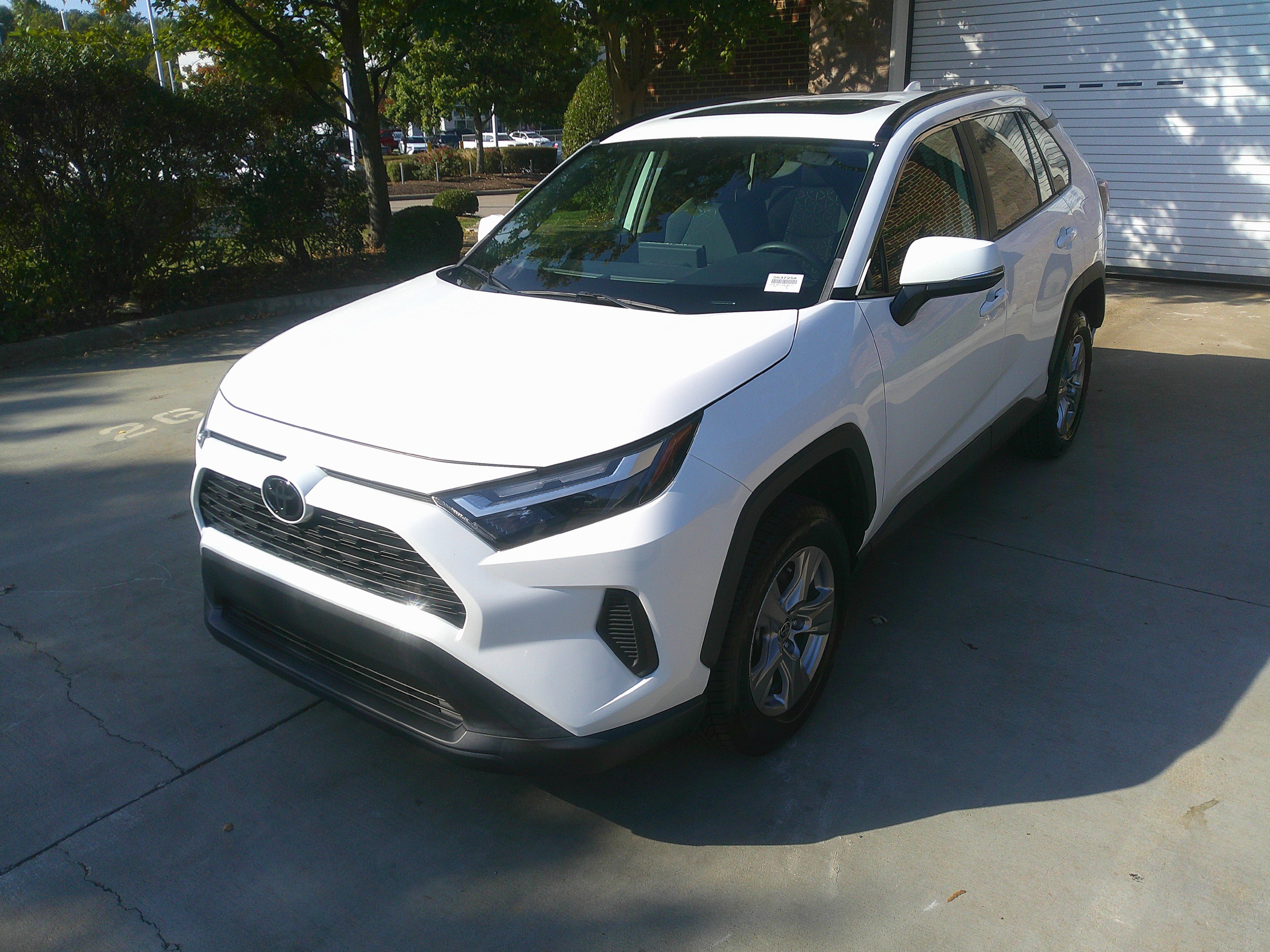 Used 2022 Toyota RAV4 XLE image 5