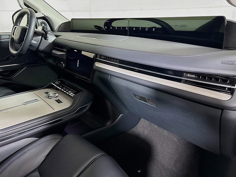 New 2025 Lincoln Navigator L Reserve image 31
