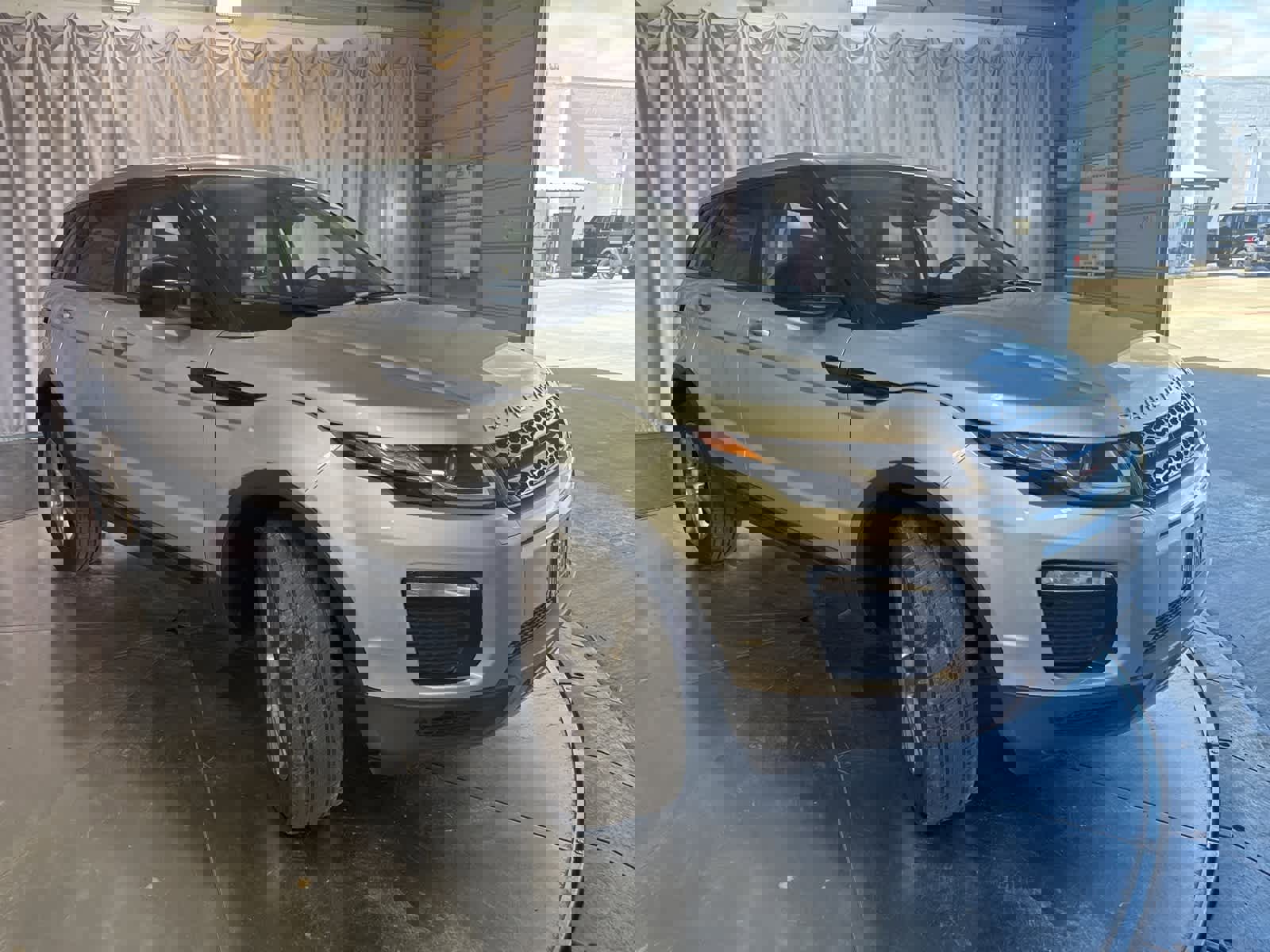 Used 2019 Land Rover Range Rover Evoque SE image 2