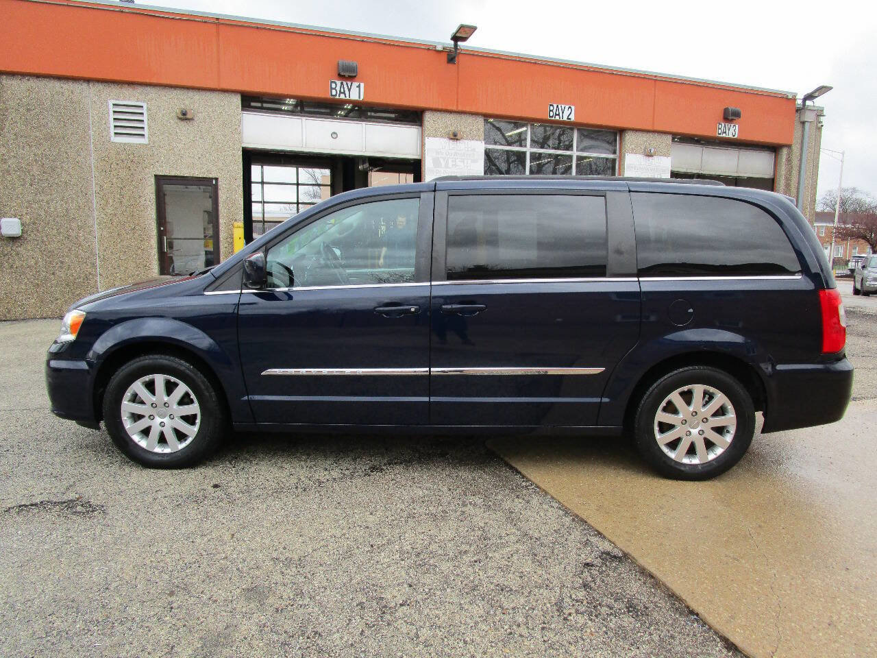 Used 2015 Chrysler Town & Country Touring image 6