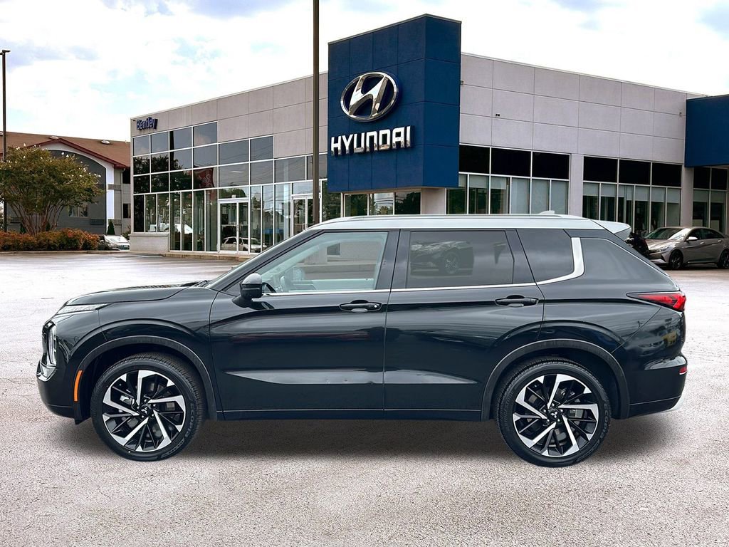 Used 2024 Mitsubishi Outlander SEL image 2