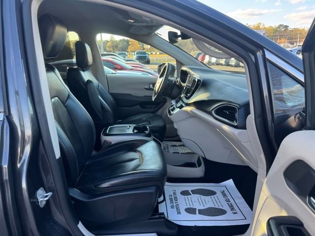 Used 2022 Chrysler Pacifica Touring-L FWD image 9
