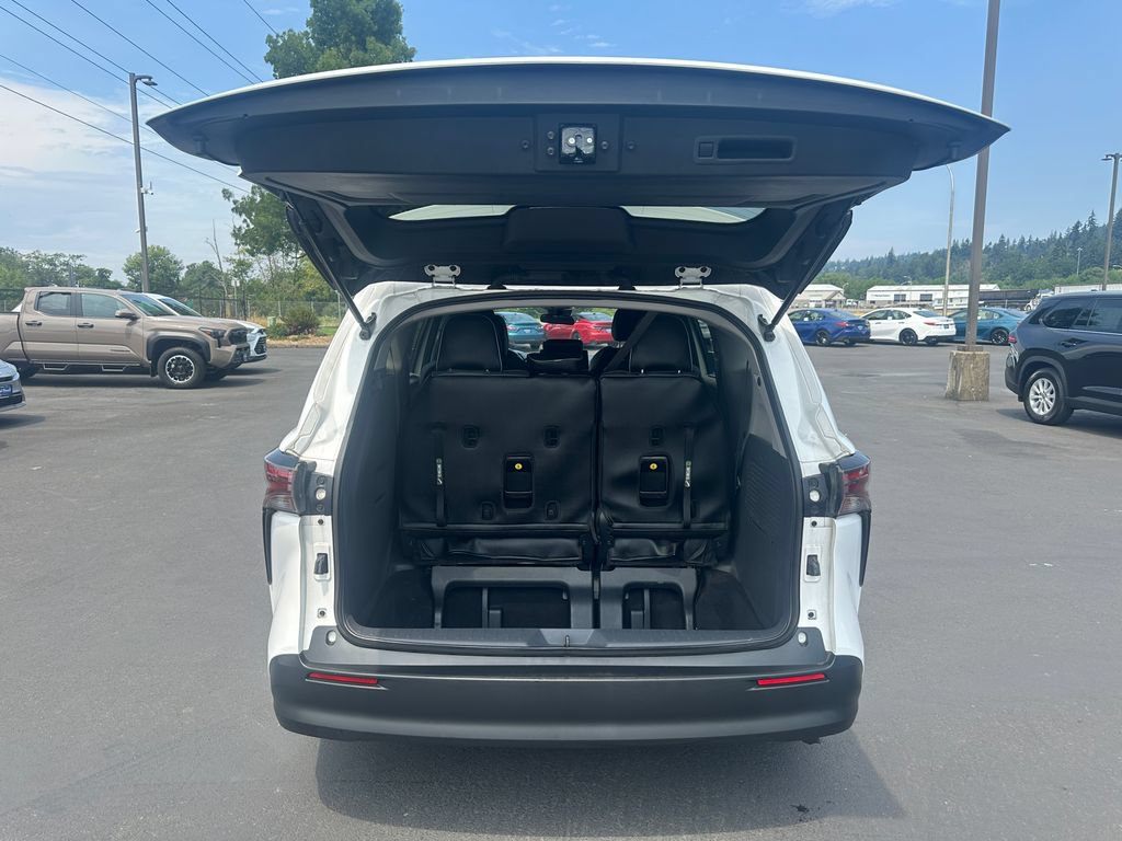 Used 2024 Toyota Sienna LE AWD/4WD image 11