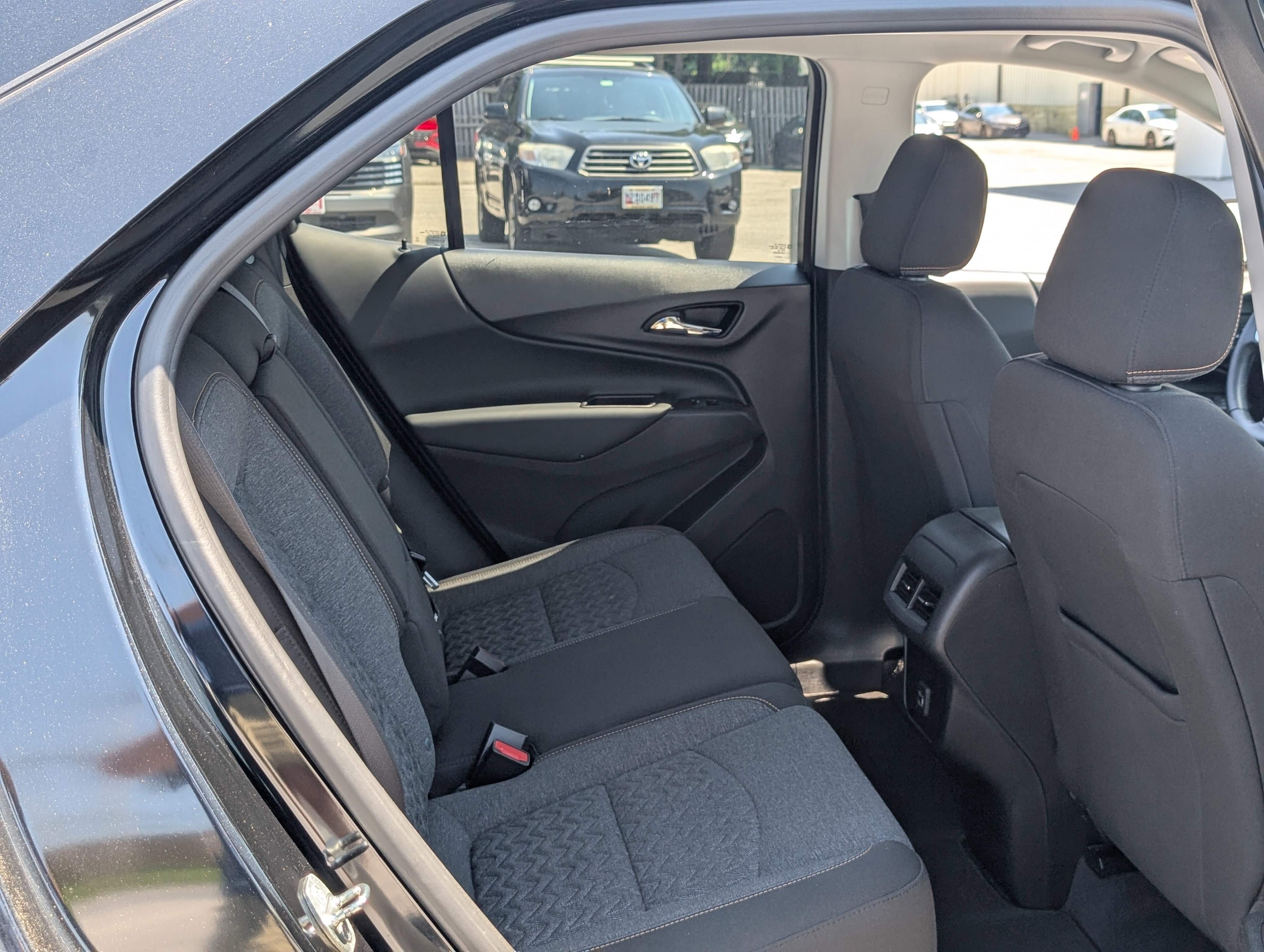 Used 2022 Chevrolet Equinox LT w/ Driver Convenience Package image 11