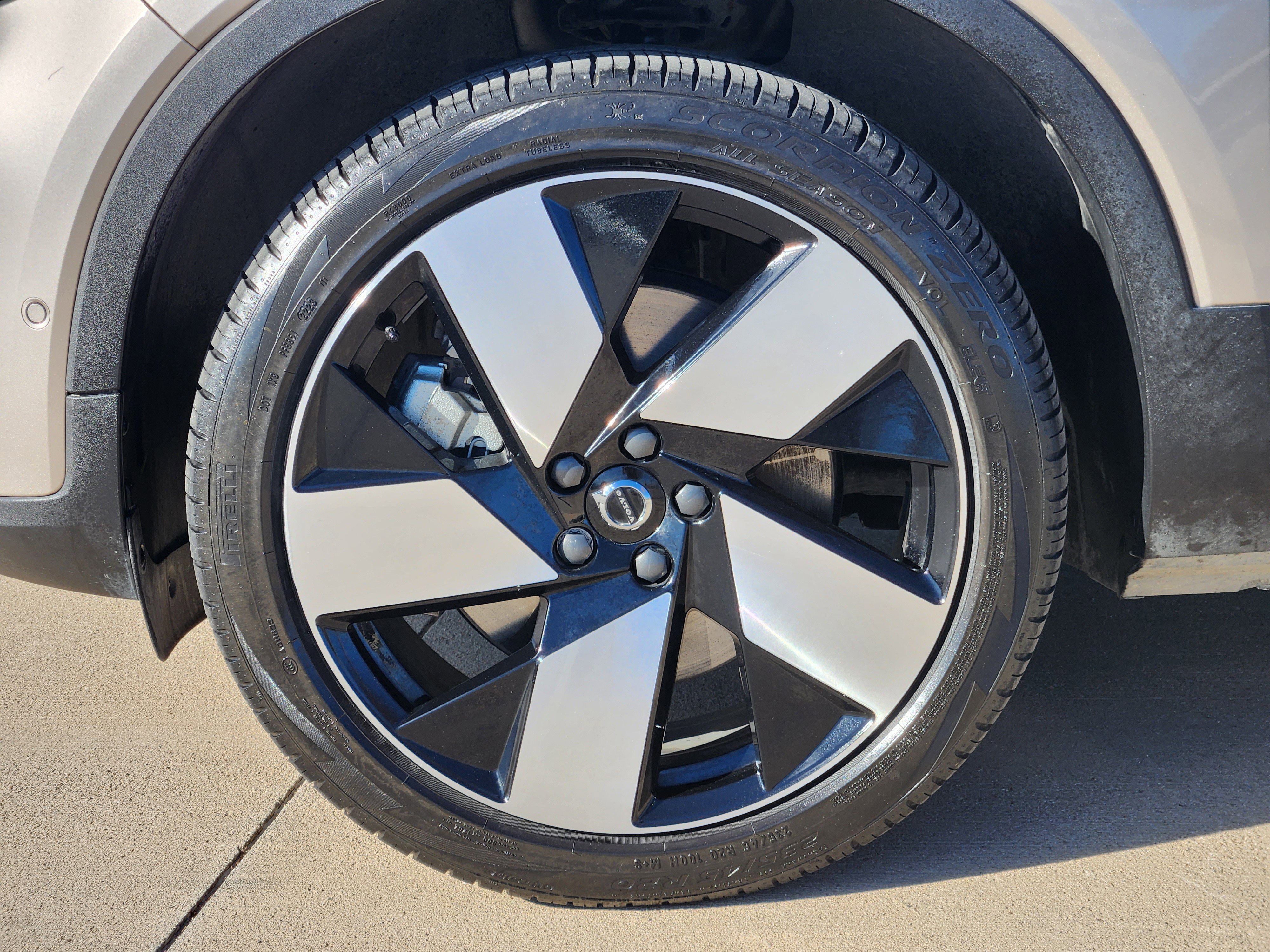 Used 2024 Volvo XC40 Recharge Plus w/ Protection Package Premier image 14