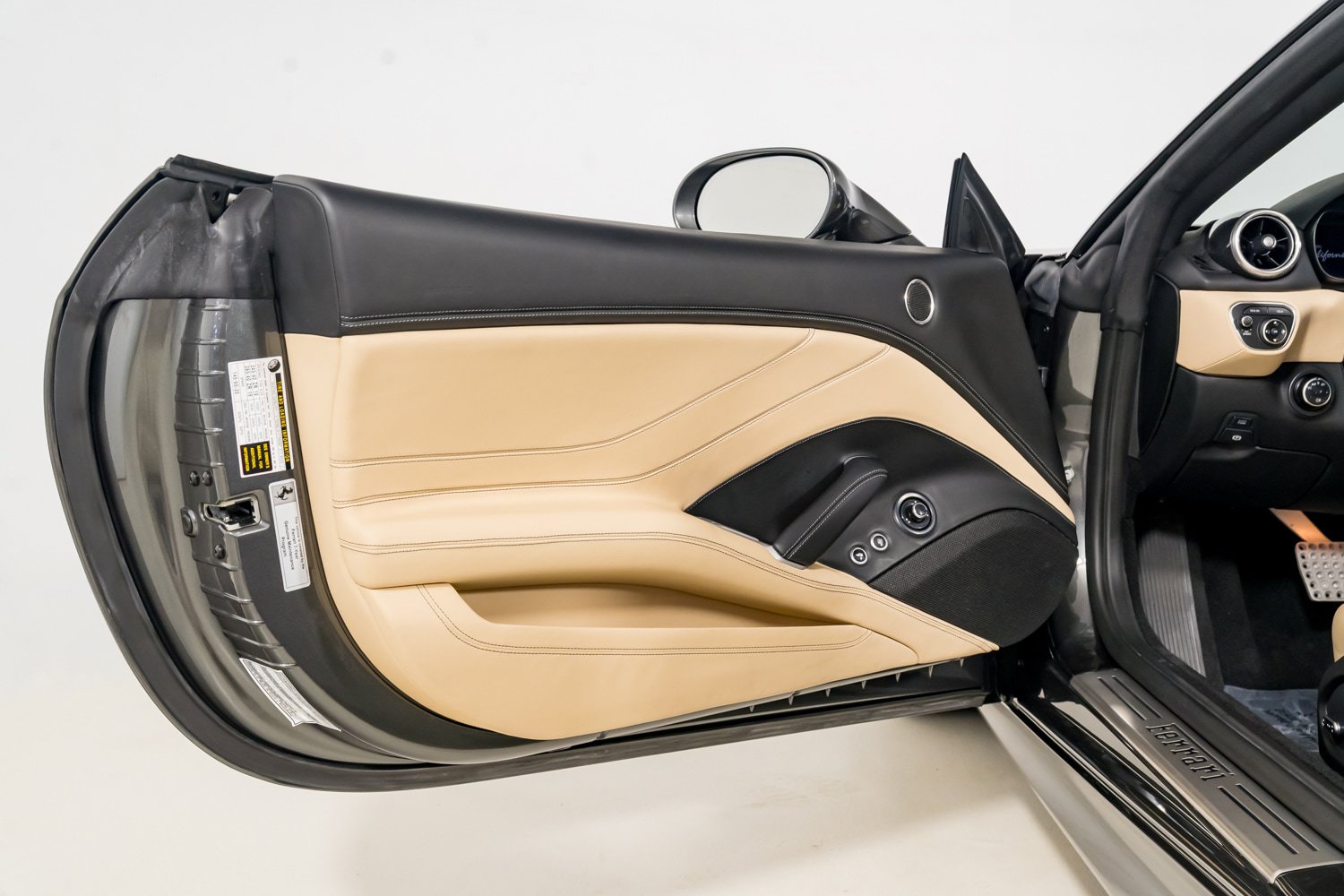 Used 2015 Ferrari California T RWD image 26