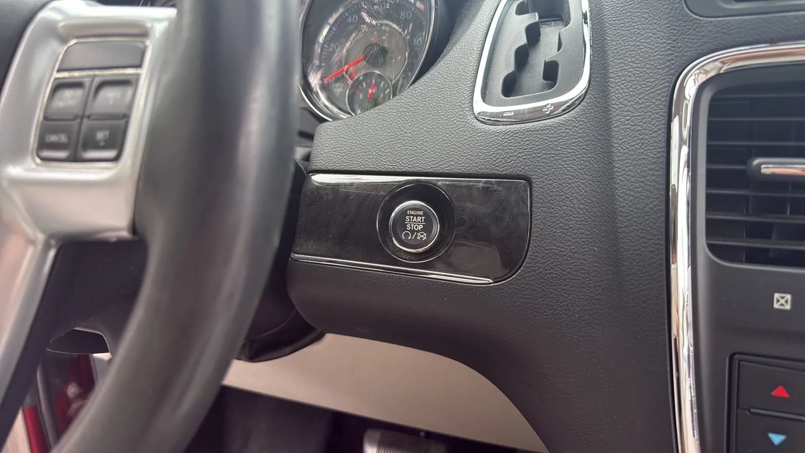Used 2014 Chrysler Town & Country Limited w/ Luxury Group FWD image 18