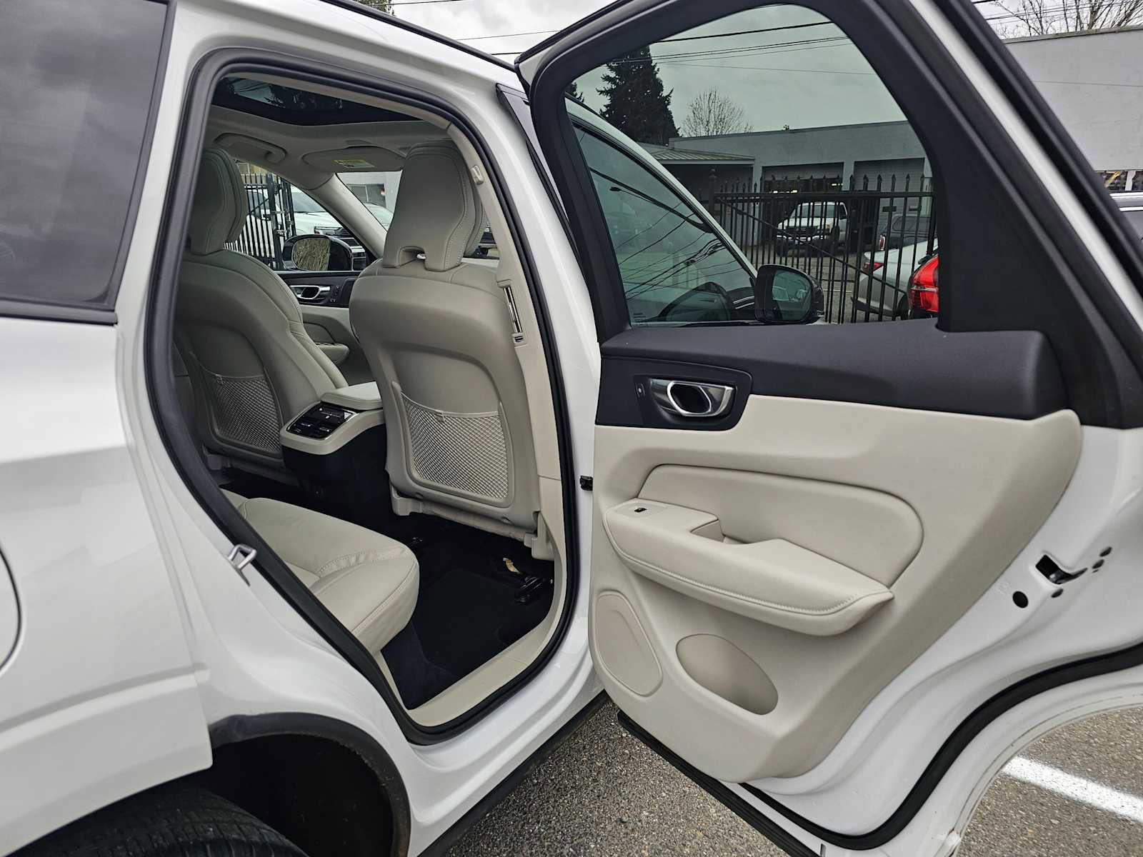 Certified 2023 Volvo XC60 B6 Ultimate w/ Protection Package Premier image 13