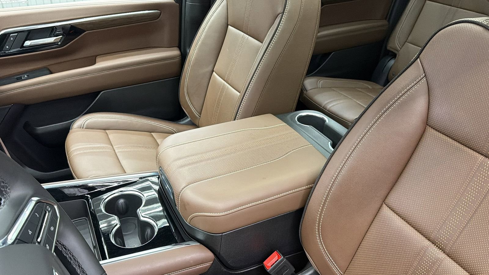 Used 2025 Chevrolet Suburban High Country image 24