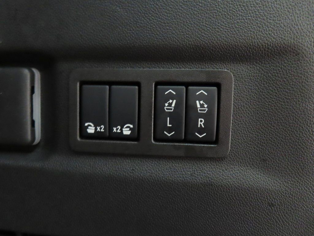 Used 2025 Chevrolet Suburban High Country AWD/4WD image 35