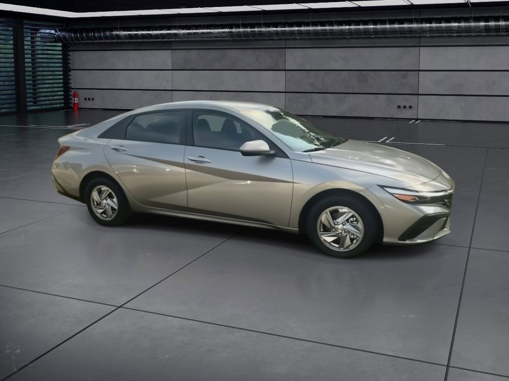 Used 2026 Hyundai Elantra SE image 9