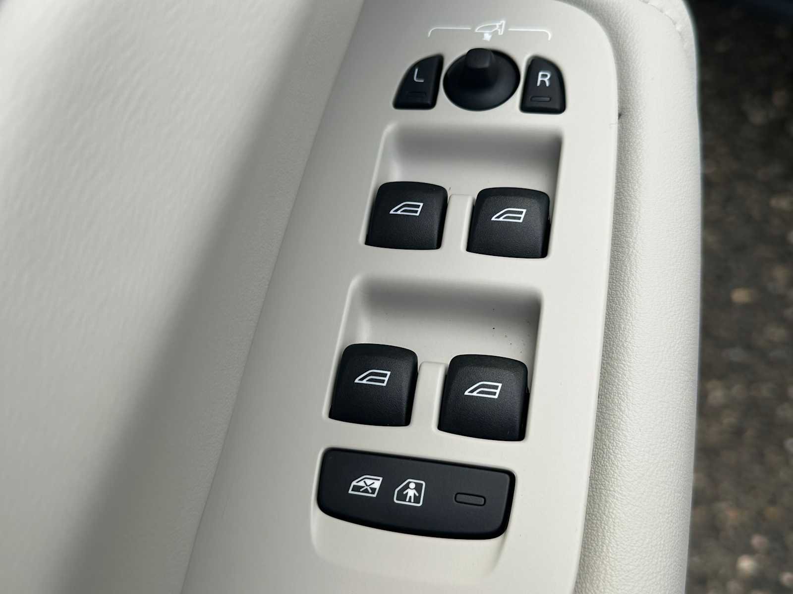 Used 2025 Volvo XC60 B5 Plus w/ Protection Package Premier image 21